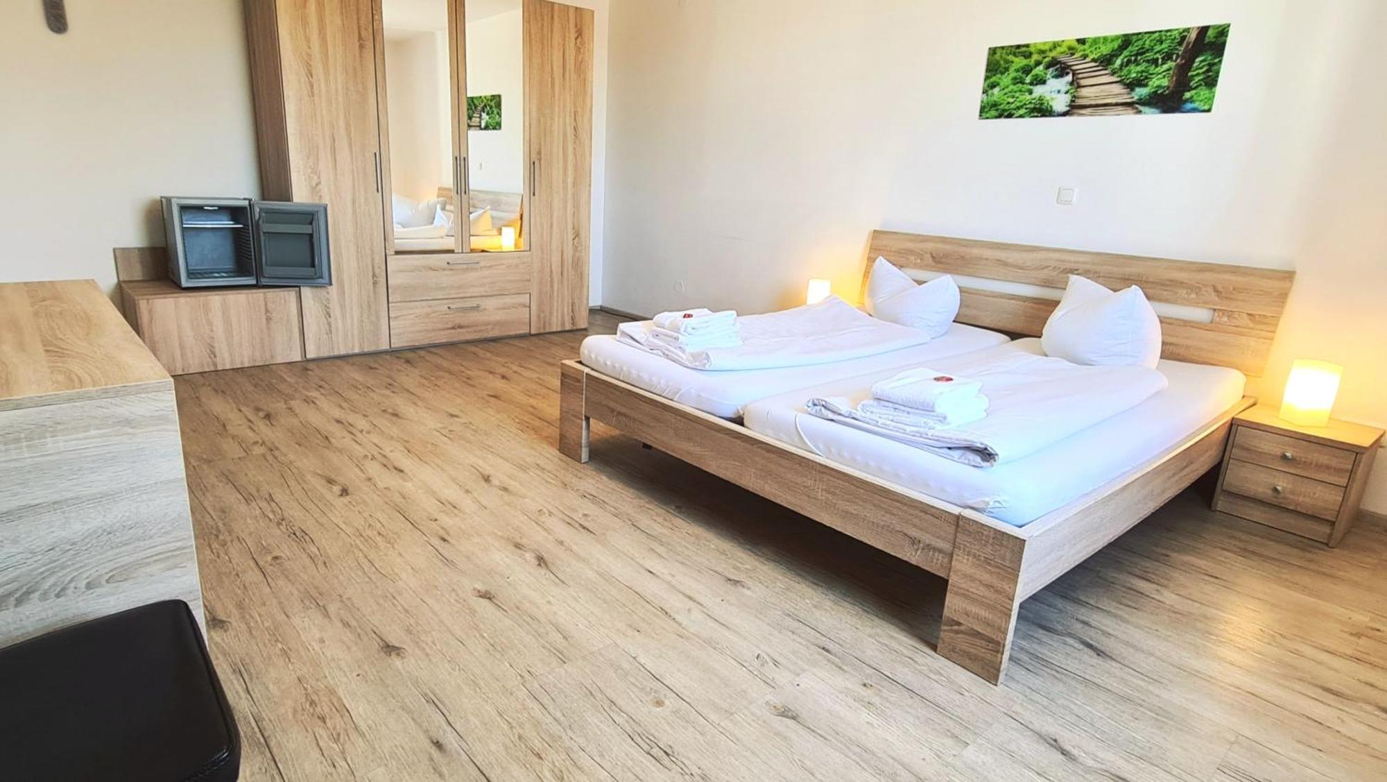 Hotel Krone Koenigsbrunn Luaran gambar